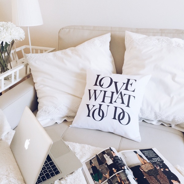 love what you do cojin 3